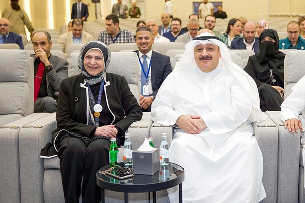 وزير الصحة يُكرِّم د.نيران النقيب تقديراً لمسيرتها المهنية الحافلة بالعطاء الممتدة لنحو 44 عاماً