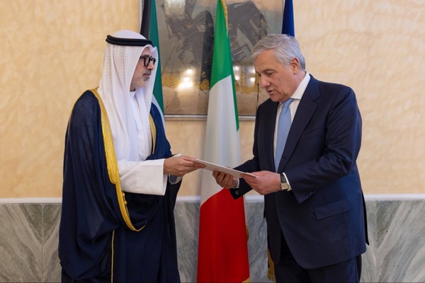  وزير الخارجية الشيخ جراح الجابر خلال تسليم الرسالة إلى نائب رئيس الوزراء وزير الخارجية والتعاون الدولي الإيطالي أنطونيو تاياني