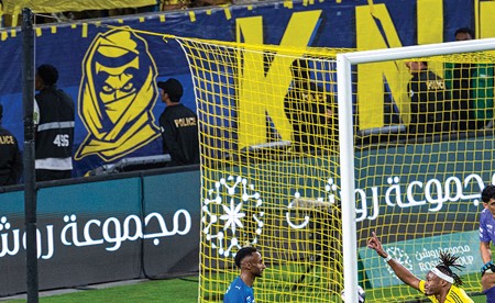 الهلال يفرض التعادل على النصر .. ويؤجّل الحسم