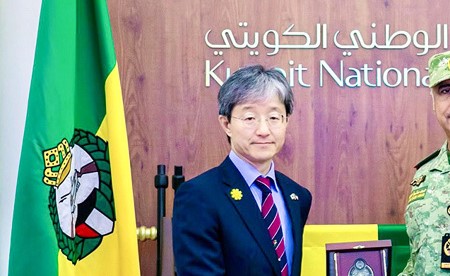 وكيل الحرس بحث مع السفير الياباني التعاون العسكري