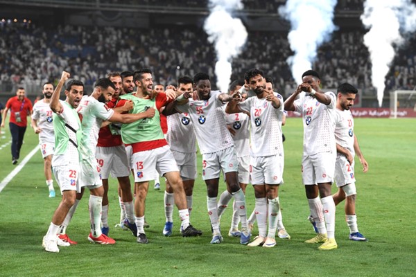 فرحة يوسف ناصر ولاعبي الأبيض بهدف الانتصار الثمين