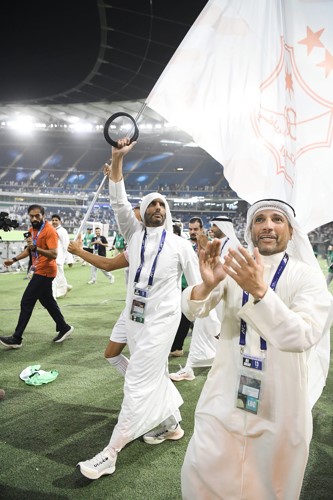 مرزوق الغانم والشيخ أحمد اليوسف وخالد الغانم وفهد الغانم وياسر المسحل لحظة تتويج نادي الكويت بطلا لدوري التحدي الآسيوي ويبدو كابتن فريق الكويت فهد حمود يرفع الكأس وفي الاطارين مرزوق الغانم وخالد الغانم بعد انتهاء المباراة	(هاني الشمري)