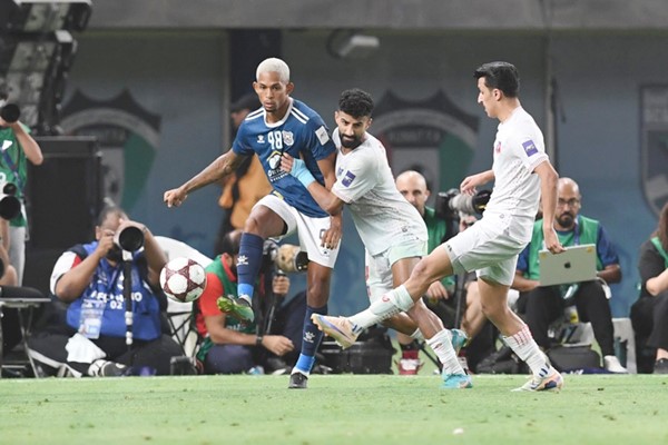 محمد دحام ورضا هاني يحاولان منع لاعب سفاي رينغ باتريك روبسون من التمرير