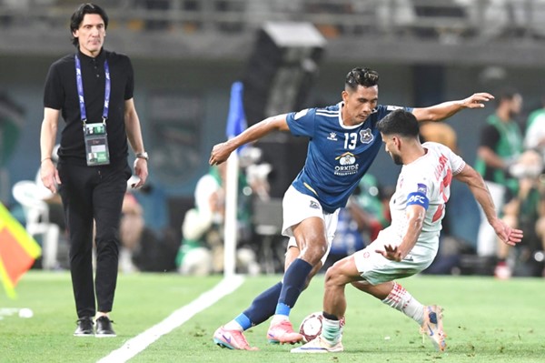لاعب سفاي رينغ ساريت كريا يحاول المرور من علي حسين وسط متابعة المدرب نيبوشا