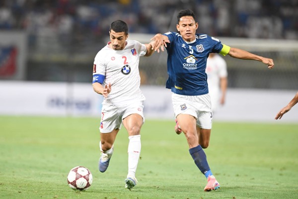 سامي الصانع وصراع على الكرة مع لاعب سفاي رينغ فيسال