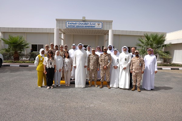 وزير الدفاع الشيخ عبدالله العلي ووكيل وزارة الدفاع الشيخ د.عبدالله المشعل ووكيل الوزارة المساعد للشؤون الفنية العميد الركن خليفة دعيج الصباح متوسطين منتسبي قطاع الشؤون الفنية بالوزارة