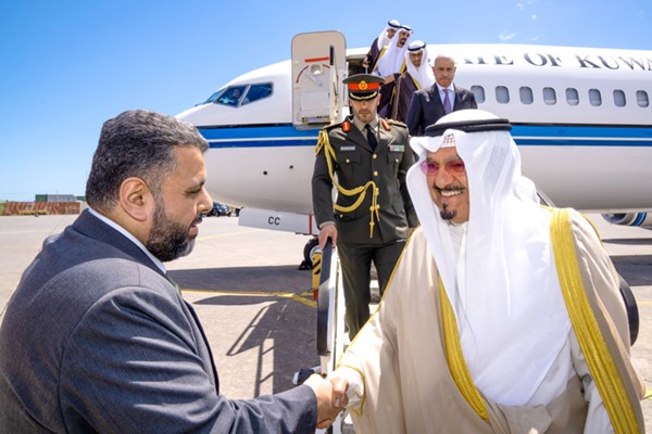 ممثل صاحب السمو الأمير الشيخ مشعل الأحمد سمو الشيخ أحمد العبدالله رئيس مجلس الوزراء لدى وصوله إلى اليونان للمشاركة في القمة الأوروبية - الخليجية الجيوسياسية والاستثمارية الأولى وفي استقباله سفيرنا لدى جمهورية اليونان محمد علي الرومي