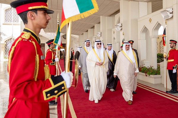 ممثل صاحب السمو الأمير الشيخ مشعل الأحمد سمو الشيخ أحمد العبدالله رئيس مجلس الوزراء لدى مغادرته إلى اليونان وفي وداع سموه النائب الأول لرئيس مجلس الوزراء ووزير الداخلية الشيخ فهد اليوسف ونائب رئيس مجلس الوزراء ووزير الدولة لشؤون مجلس الوزراء شريدة المعوشرجي ووزير الدفاع الشيخ عبدالله العلي