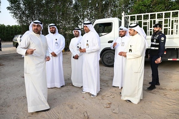 وزير "الشباب والرياضة" قام بجولة على عدد من حظائر الهجن: لا تهاون تجاه أي تعديات على أملاك الدولة