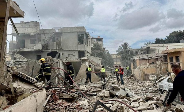 آثار الدمار في المباني جراء غارة إسرائيلية استهدفت بلدة المعشوق في ضاحية مدينة صور جنوب لبنان
