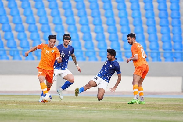 المتألق ناصر محمدوه يتجاوز لاعب وسط الشباب أحمد غازي