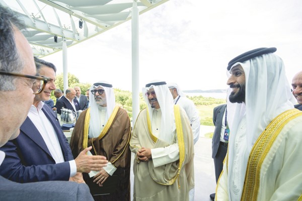 ممثل صاحب السمو الأمير الشيخ مشعل الأحمد سمو الشيخ أحمد العبدالله رئيس الوزراء ووزير الخارجية الشيخ جراح جابر الأحمد وسمو الفريق الركن الشيخ ناصر بن حمد آل خليفة مستشار الأمن الوطني وقائد الحرس الملكي البحريني على هامش المشاركة بالقمة الأوروبية- الخليجية الجيوسياسية والاستثمارية الأولى
