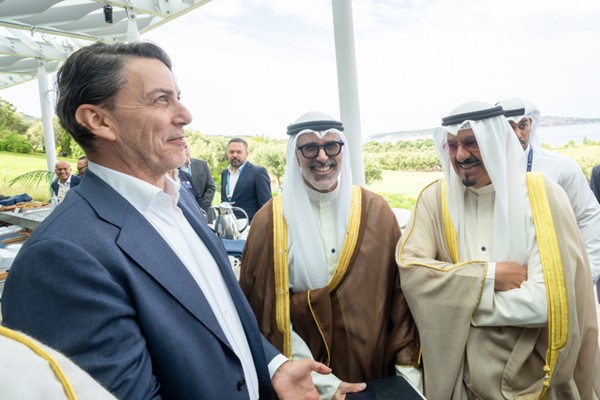 ممثل صاحب السمو الأمير الشيخ مشعل الأحمد سمو الشيخ أحمد العبدالله رئيس الوزراء ووزير الخارجية الشيخ جراح جابر الأحمد على هامش المشاركة بالقمة الأوروبية- الخليجية الجيوسياسية والاستثمارية الأولى