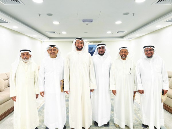 عبدالمنعم الفيلكاوي متوسطا خالد المطر وسامي حمادة ود.محمد العمران ويوسف الصميعي ووائل السداح