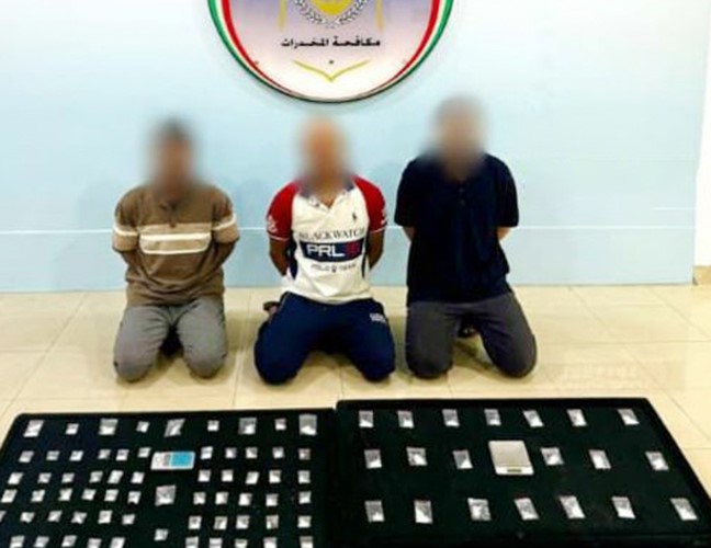 المتهمون وأمامهم المضبوطات