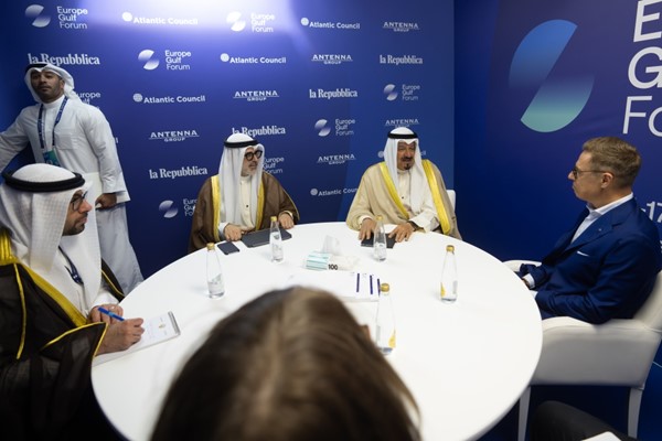 ممثل صاحب السمو الأمير الشيخ مشعل الأحمد، سمو الشيخ أحمد العبدالله رئيس الوزراء مع رئيس  فنلندا أليكسندر ستوب بحضور وزير الخارجية الشيخ جراح الجابر