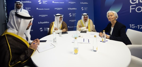 ممثل صاحب السمو الأمير الشيخ مشعل الأحمد، سمو الشيخ أحمد العبدالله رئيس الوزراء خلال اللقاء مع  رئيسة البنك المركزي الأوروبي كريستين لاغارد