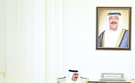 ولي العهد يستقبل وزير الداخلية البحريني بمناسبة زيارته للبلاد
