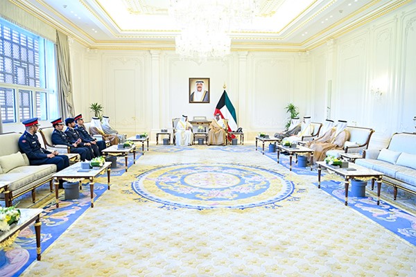 ولي العهد يستقبل وزير الداخلية البحريني بمناسبة زيارته للبلاد