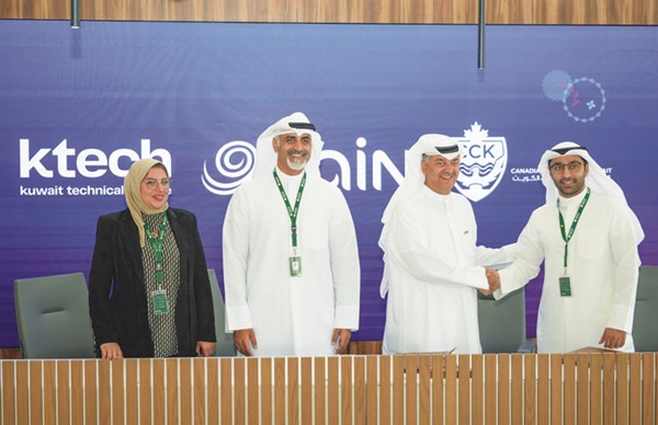 وليد الخشتي متوسطا عثمان بودي وعبدالرحمن العجيل ود.أماني حسن
