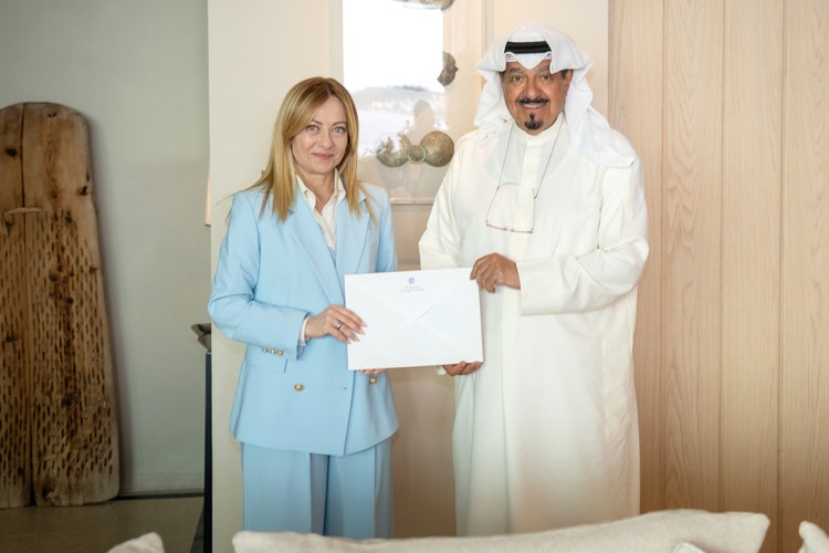 ممثل صاحب السمو الأمير الشيخ مشعل الأحمد سمو الشيخ أحمد العبدالله رئيس مجلس الوزراء يتسلم رسالة موجهة إلى صاحب السمو الأمير من رئيسة وزراء جمهورية إيطاليا الصديقة جورجيا ميلوني
