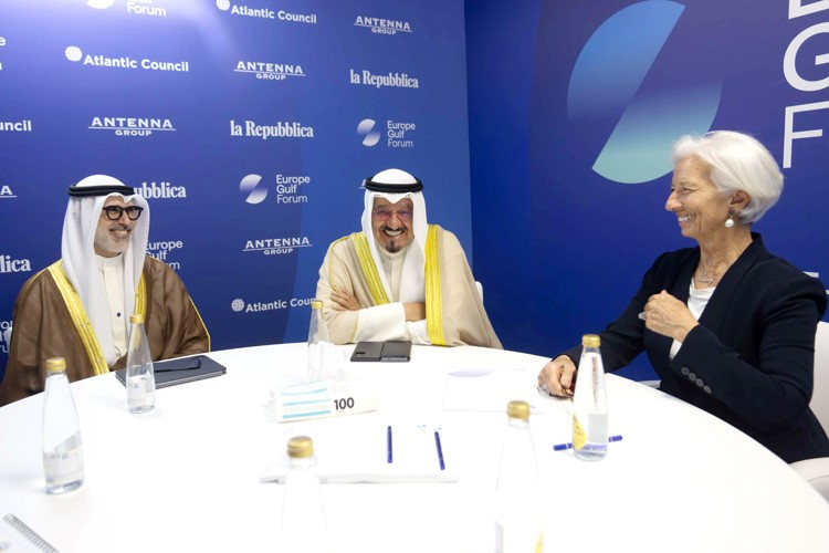 ممثل صاحب السمو الأمير الشيخ مشعل الأحمد سمو الشيخ أحمد العبدالله رئيس مجلس الوزراء خلال اللقاء مع رئيس البنك المركزي الأوروبي كريستين لاغارد بحضور وزير الخارجية الشيخ جراح الجابر