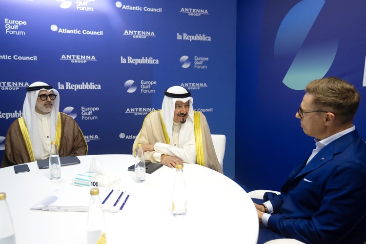 ممثل صاحب السمو الأمير الشيخ مشعل الأحمد سمو الشيخ أحمـد العبدالله رئيس مجلـس الوزراء مع رئيس فنلندا الصديقة أليكسندر ستوب بحضور وزير الخارجية الشيخ جراح الجابر