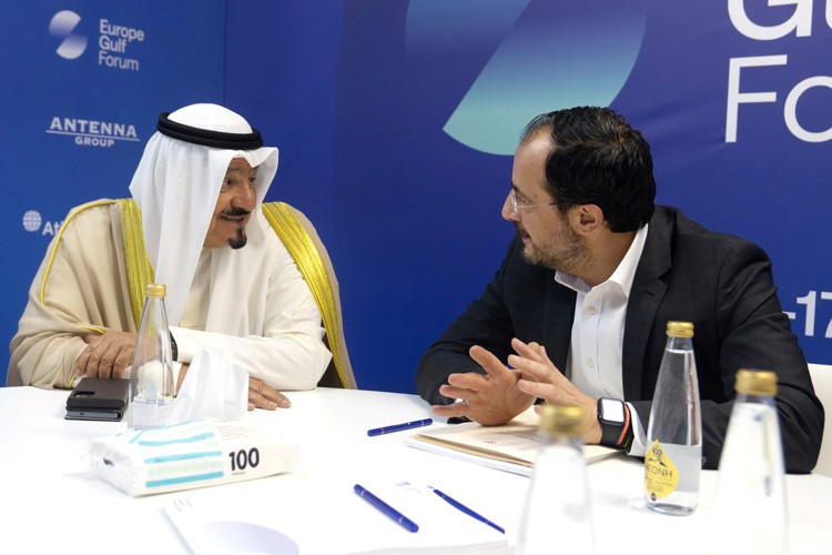ممثل صاحب السمو الأمير الشيخ مشعل الأحمد سمـو الشيخ أحمد العبدالله رئيس مجلـس الوزراء مع رئيس قبرص نيكوس خريستودوليديس