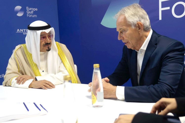 ممثل صاحب السمو الأمير الشيخ مشعل الأحمد سمو الشيخ أحمد العبدالله رئيس مجلـس الوزراء خلال اللقاء مع توني بلير رئيس وزراء المملكة المتحدة الصديقة الأسبق