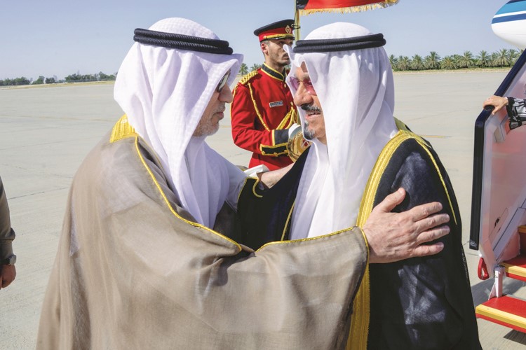 ممثل صاحب السمو الأمير الشيخ مشعل الأحمد سمو الشيخ أحمد العبدالله رئيس مجلس الوزراء لدى عودته إلى البلاد وفي استقباله النائب الأول لرئيس مجلس الوزراء ووزير الداخلية الشيخ فهد اليوسف