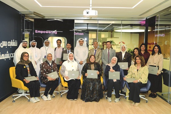  عبدالعزيز الرومي متوسطا عددا من أعضاء هيئة التدريس والإداريين والطلبة بجامعة عبدالله السالم في لقطة جماعية