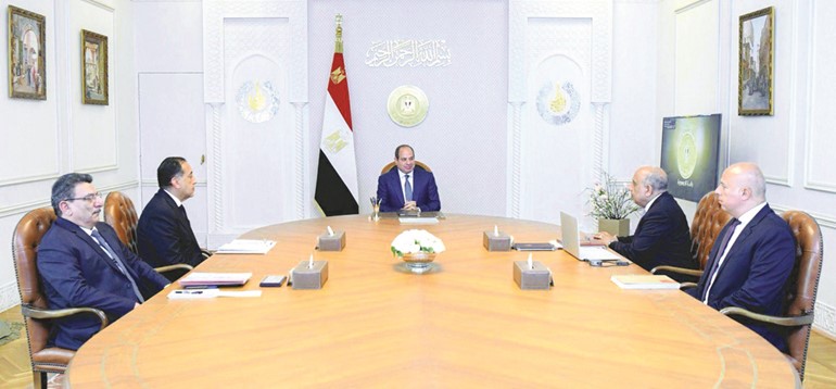 الرئيس عبدالفتاح السيسي خلال اجتماعه مع رئيس مجلس الوزراء د.مصطفى مدبولي بحضور وزير الكهرباء والطاقة المتجددة د.محمود عصمت ومستشار رئيس الجمهورية للشئون المالية الفريق أحمد الشاذلي
