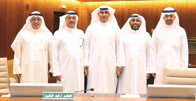 عبدالله المحري متوسطا خالد المطيري وسعود الكندري ونصار العازمي وفهد الخنين(فريال حماد)