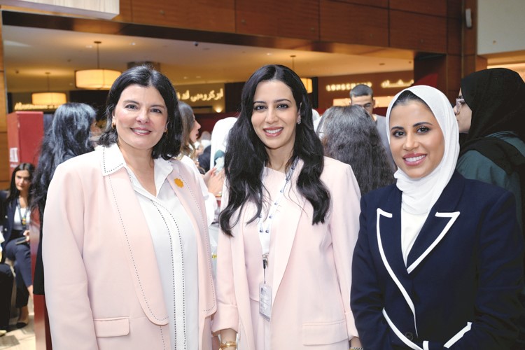 رئيسة الجامعة الأمريكية د.أسيل العوضي في جناح الجامعة