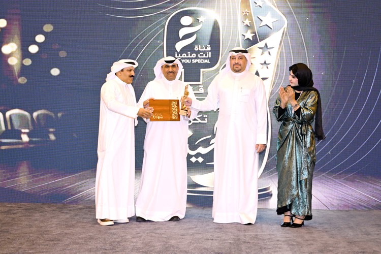 د. غادة الدويلة وعلي الزلزلة ونايف الشمري يكرمون الزميل مفرح الشمري