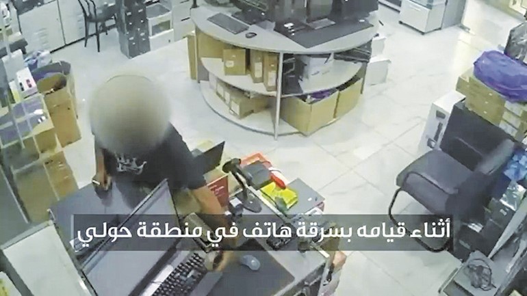كاميرا مراقبة محل هواتف في حولي وثقت قيام أحد المتهمين بالسرقة