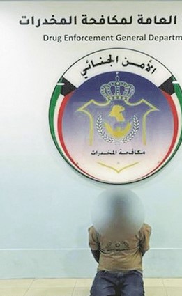 بالفيديو.. ضبط «كوكتيل» شبو وحشيش وكوكايين وحبوب مخدرة وسلاح ناري بحوزة 11 متهماً