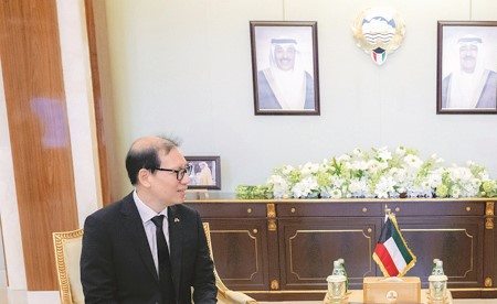 وزير الديوان الأميري بحث مع سفير تايلند سبل دعم العلاقات في مختلف المجالات
