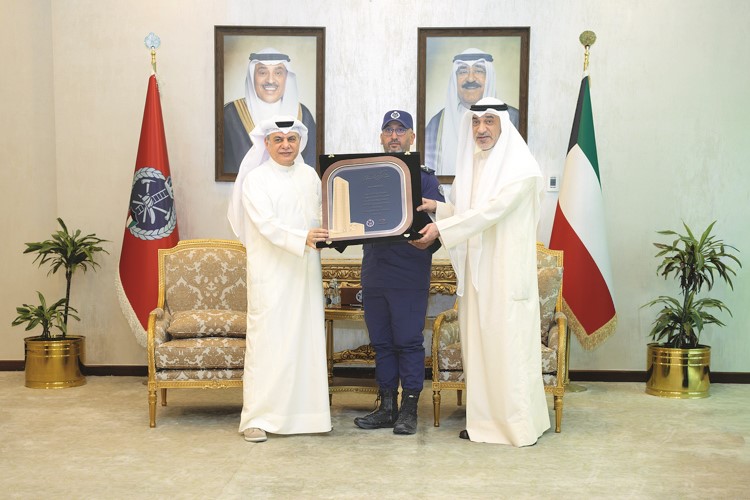 الشيخ فهد اليوسف وعادل الماجد خلال تكريم رئيس قوة الإطفاء العام اللواء طلال الرومي