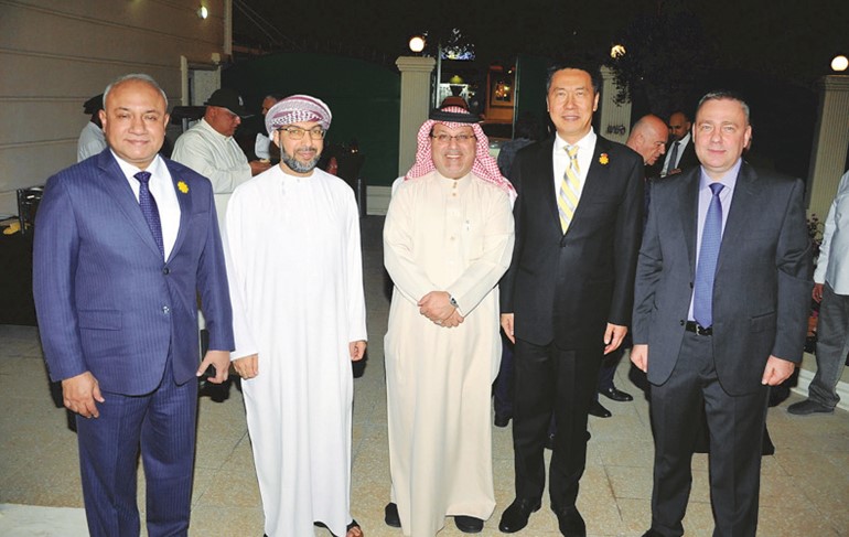 سفراء عمان د.صالح الخروصي والبحرين صلاح المالكي وروسيا فلاديمير جيلتوف والصين يانغ شين 
وبنغلاديش اللواء سيد طارق حسين
