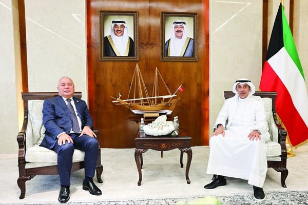  نائب وزير الخارجية السفير حمد المشعان مستقبلا سفير طاجيكستان عميد السلك الديبلوماسي في الكويت زبيد الله زبيدزاده