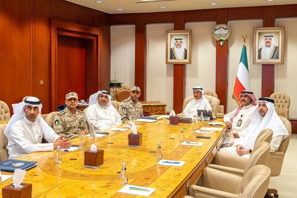 الأمين العام لمجلس الوزراء صالح الملا مستقبلا فريق عمل إنشاء مركز لإدارة الأزمات والكوارث على المستوى الوطني (أمان) بحضور الأمين العام المساعد لأمانة الاعداد والمتابعة بالامانة العامة لمجلس الوزراء الشيخ تركي جابر الدعيج ومدير إدارة مكتب الأمين العام لمجلس الوزراء عادل السيد عمر ونائب مساعد وزير الخارجية للشؤون القانونية الوزير المفوض عادل الزعبي ومدير عام الإدارة العامة لتنظيم الاعلام في وزارة الاعلام د. بدر العنزي