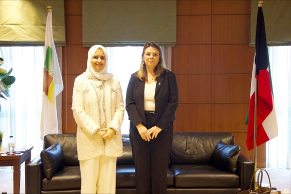 وزير الدولة لشؤون التنمية والاستدامة د.ريم الفليج مع الممثل المقيم لبرنامج الأمم المتحدة الإنمائي لدى الكويت إيما مورلي