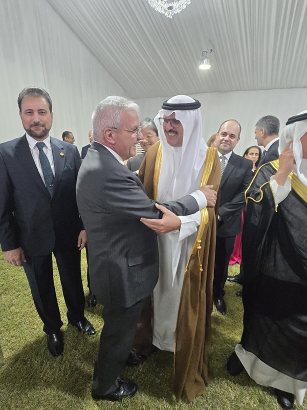 سفير خادم الحرمين الشريفين لدى الكويت سمو الأمير سلطان بن سعد مع السفير الفلسطيني رامي طهبوب