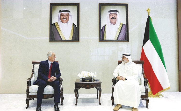 وزير الخارجية بحث مع رئيس الوزراء البريطاني الأسبق المستجدات الإقليمية والدولية