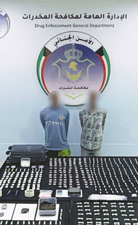 «الداخلية»: ضبط 4 متهمين بحوزتهم نحو 3 كيلو مخدرات و1600 حبة مخدرة و207 زجاجات خمر
