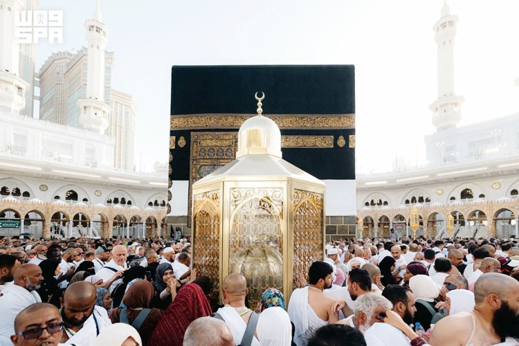 ضيوف الرحمن يواصلون توافدهم بكثافة إلى المسجد الحرام وسط أجواء تسودها السكينة والانسيابية في حركة الحشود (واس)