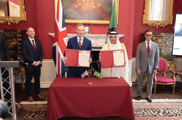  الأمين العام لمجلس التعاون لدول الخليج العربية جاسم البديوي عقب توقيع اتفاقية التجارة الحرة مع وزير الدولة البريطاني لشؤون التجارة كريس براينت