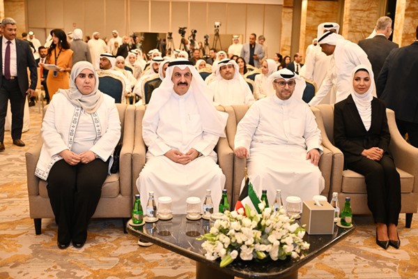 وزير المالية د.يعقوب الرفاعي ووزير الدولة لشؤون البلدية ووزير الدولة لشؤون الإسكان عبداللطيف المشاري ووكيلة وزارة المالية أسيل المنيفي ومدير عام هيئة مشروعات الشراكة بين القطاعين العام والخاص بالتكليف أسماء الموسى