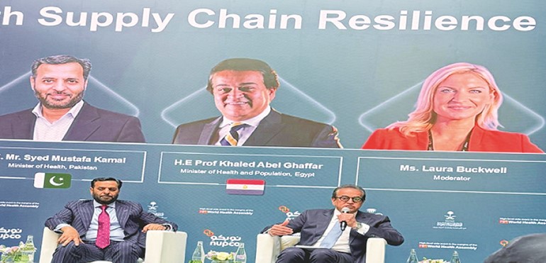 د. خالد عبدالغفار وزير الصحة والسكان متحدثا خلال الفعالية